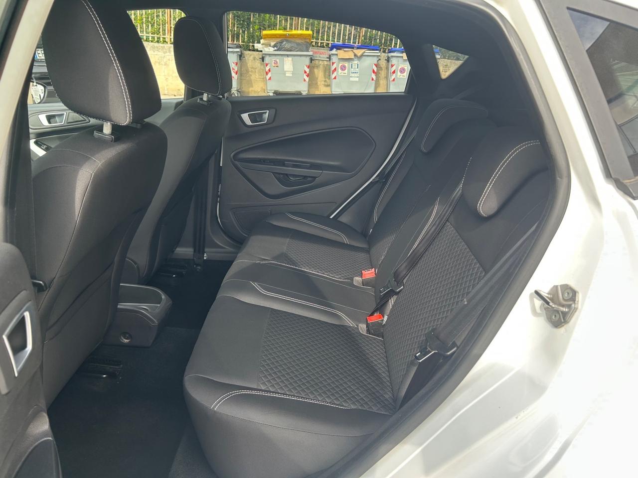 Ford Fiesta 1.5 TDCi Black & White Edition Euro 6B