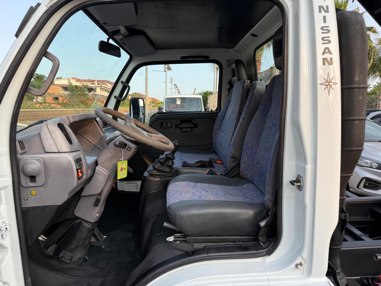 Nissan Cabstar 110 ribaltabile trilaterale