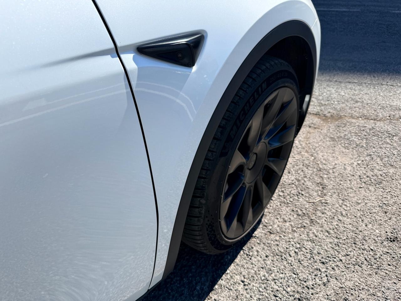 Tesla Model Y Long Range AWD Interni BIANCHI