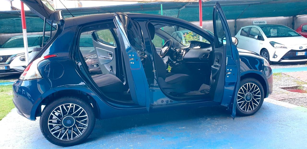 LANCIA YPSILON 1.2 BENZ/G.P.L BOMBOLA. VALIDA 2035