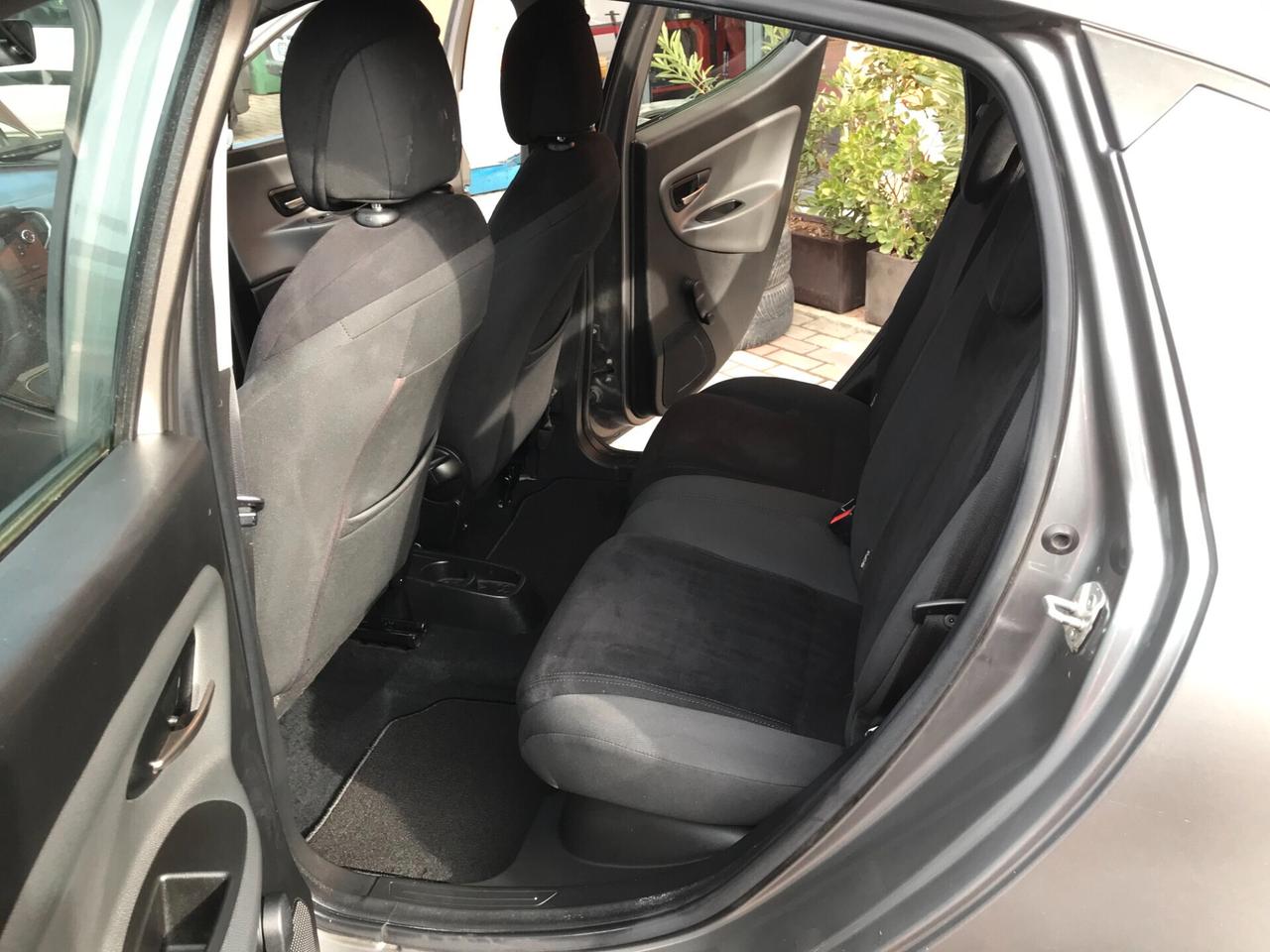 Lancia Ypsilon 0.9 TwinAir 85 CV 5 porte Metano Ecochic Silver