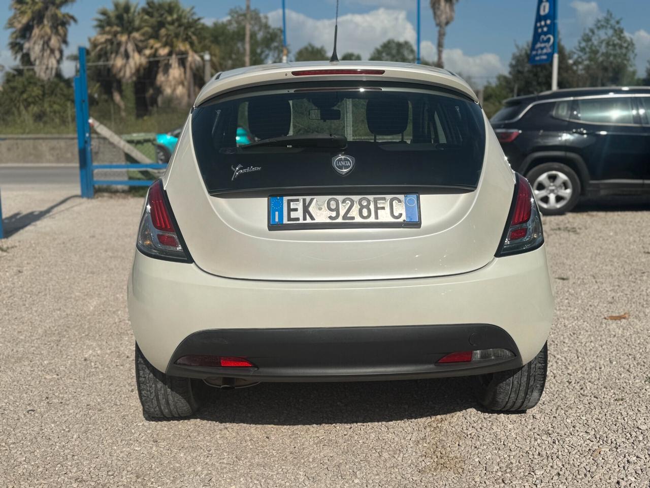 Lancia Ypsilon 1.3 MJT 16V 95 CV 5 porte 1prop. km certificati bianco perla 2011