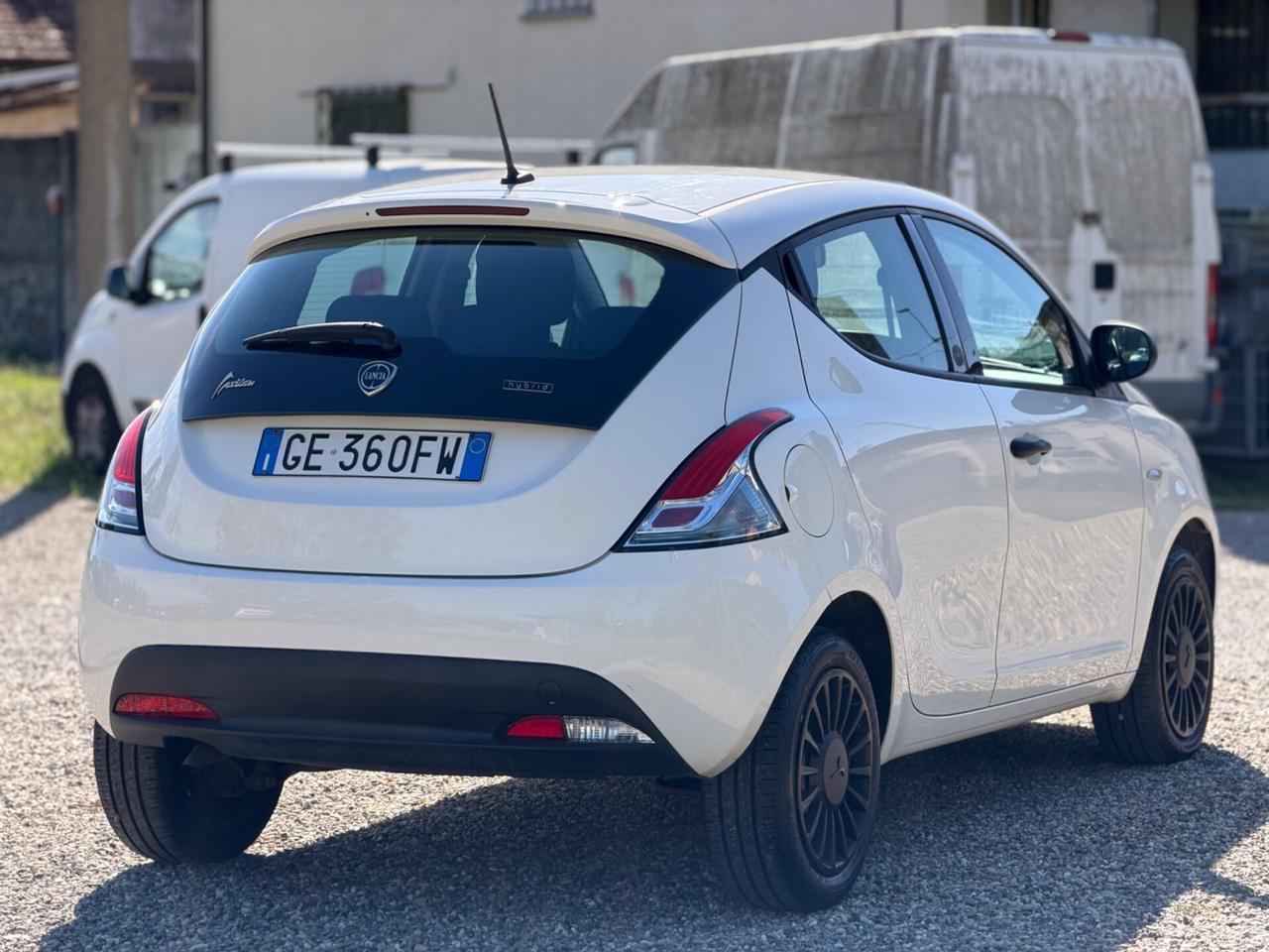 Lancia Ypsilon 1.0 FireFly 5 porte S&S Hybrid Ecochic Silver