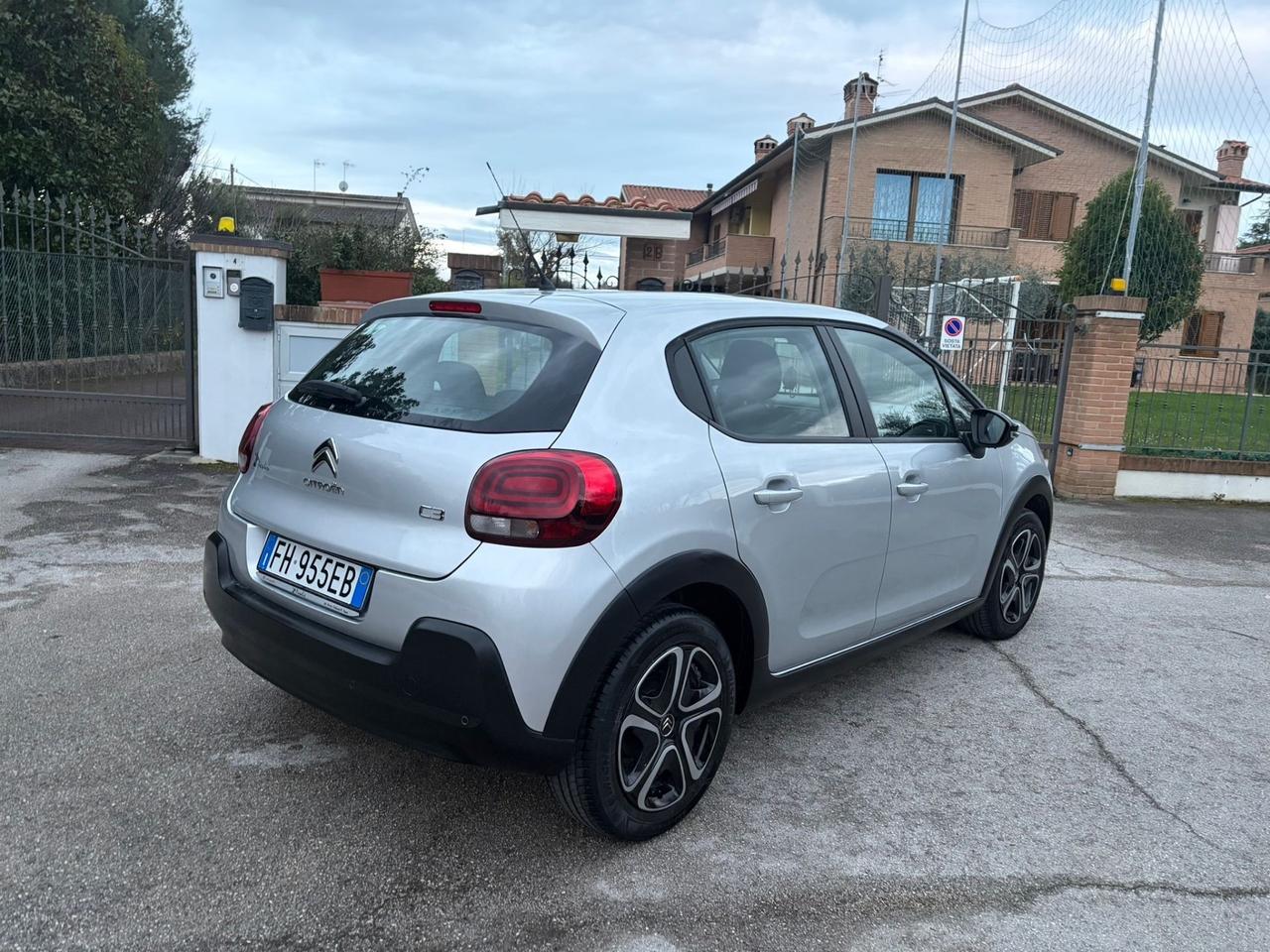 Utilitaria 1.2 benzina neopatentati