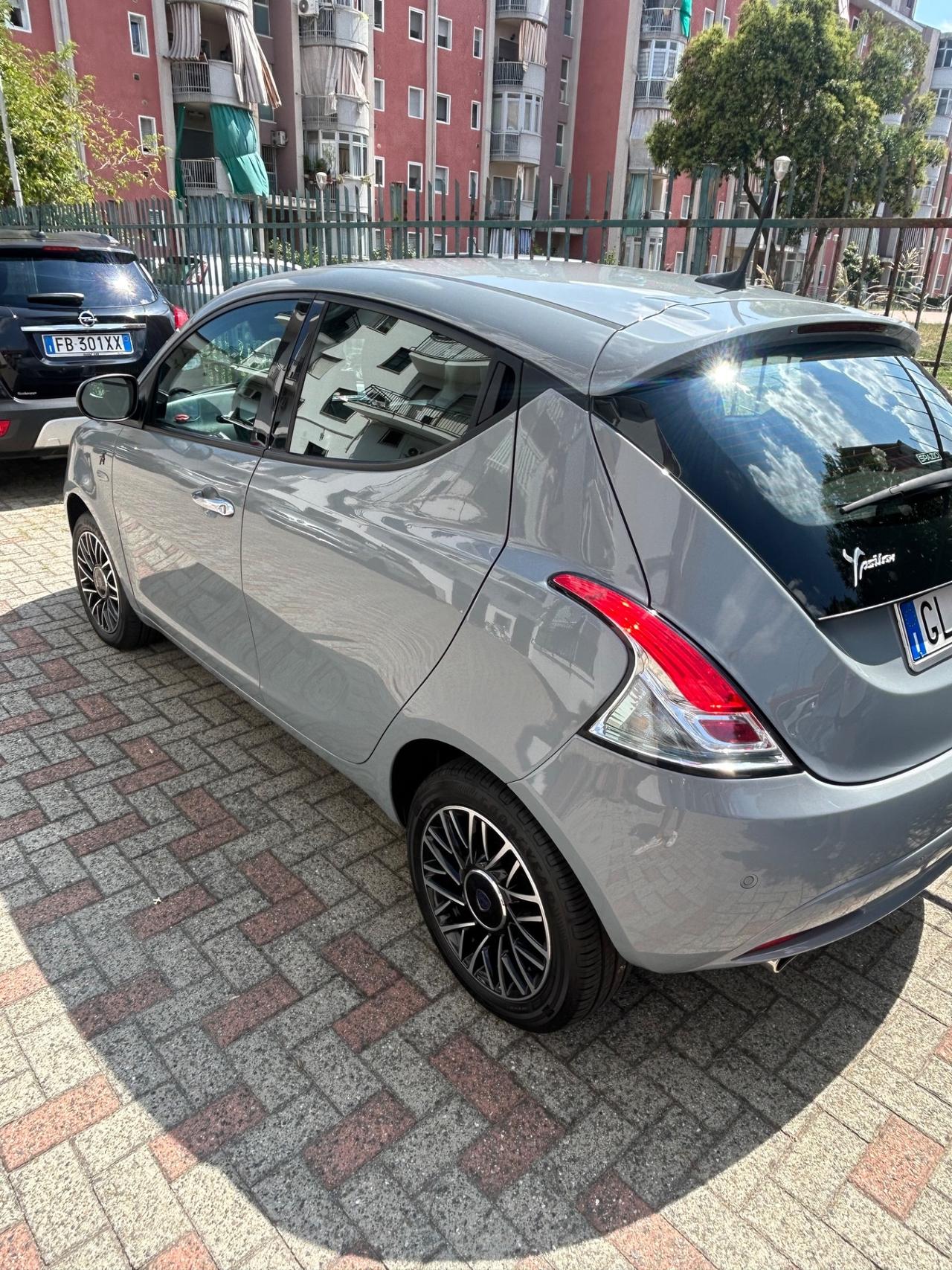 Ypsilon 1.0 FireFly 5 porte S&S Hybrid Alberta Ferretti