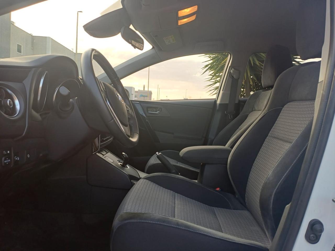 Toyota Auris 1.8 Hybrid Lounge *45.700 km