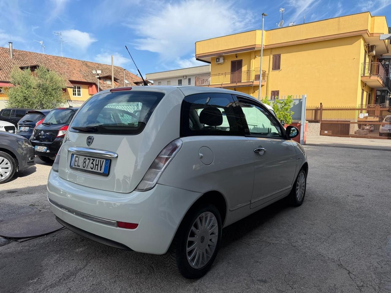 Lancia Ypsilon 1.3 MJT 75 CV Unyca