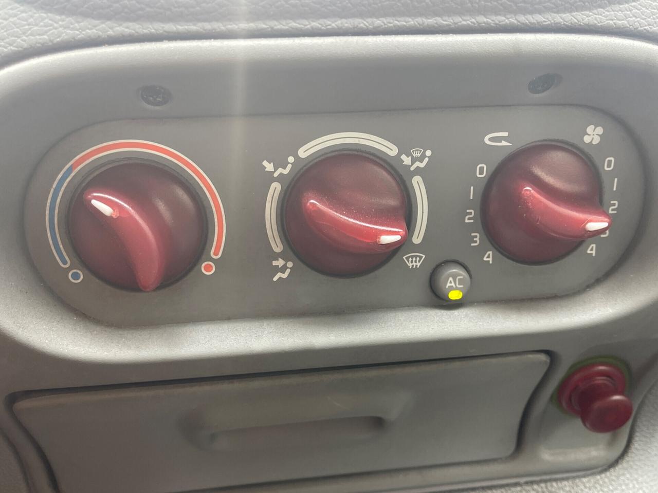 Renault Twingo 1.2i benzina neopatentati
