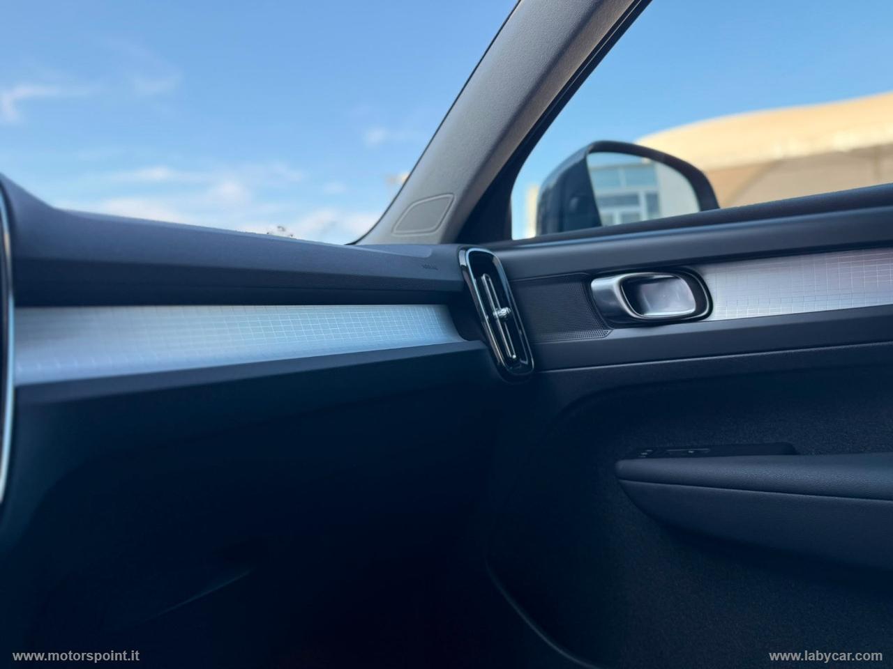 VOLVO XC40 T2 Geartronic Momentum Pro