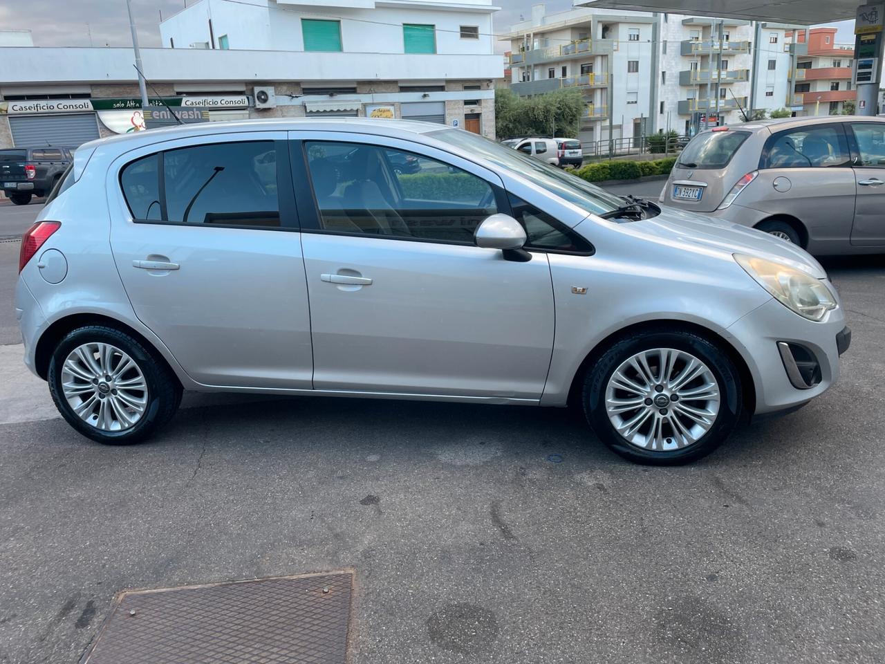 Opel Corsa 1.2 5 porte Cosmo