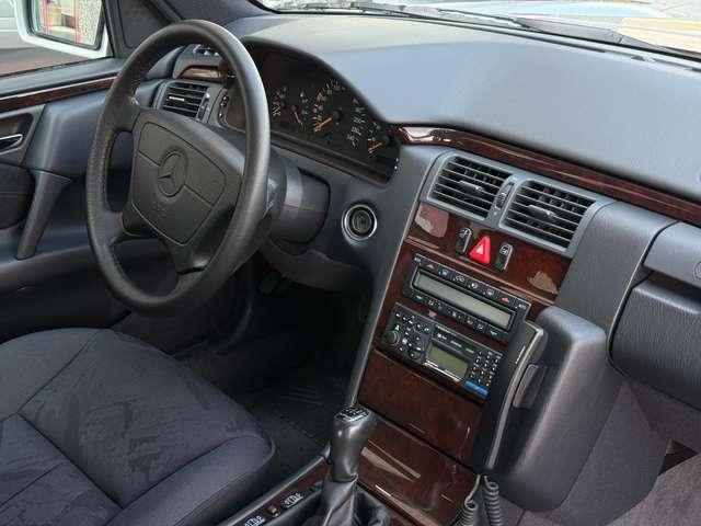 Mercedes-Benz E 200 Elegance