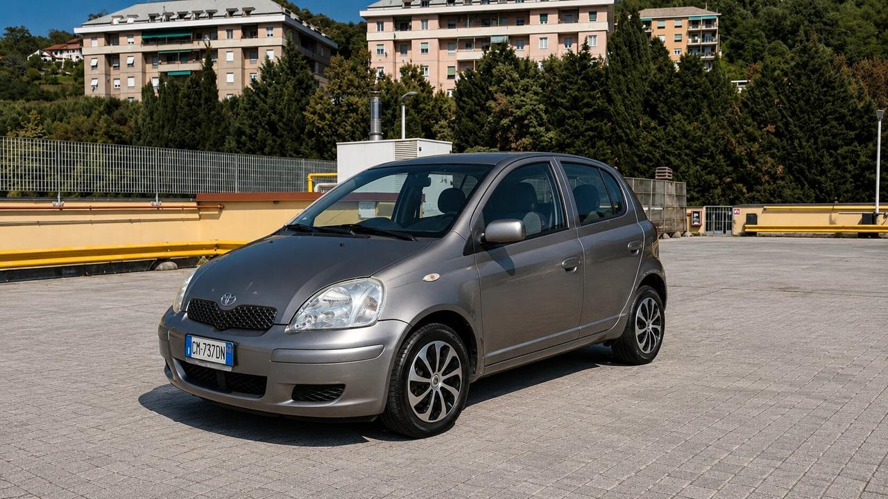 TOYOTA YARIS 1.0 BENZINA 5 PORTE – DISTRIBUZIONE A CATENA – PERFETTA NEOPATENTATI 122.000 km certificati Consumi bassissimi Motore Toyota