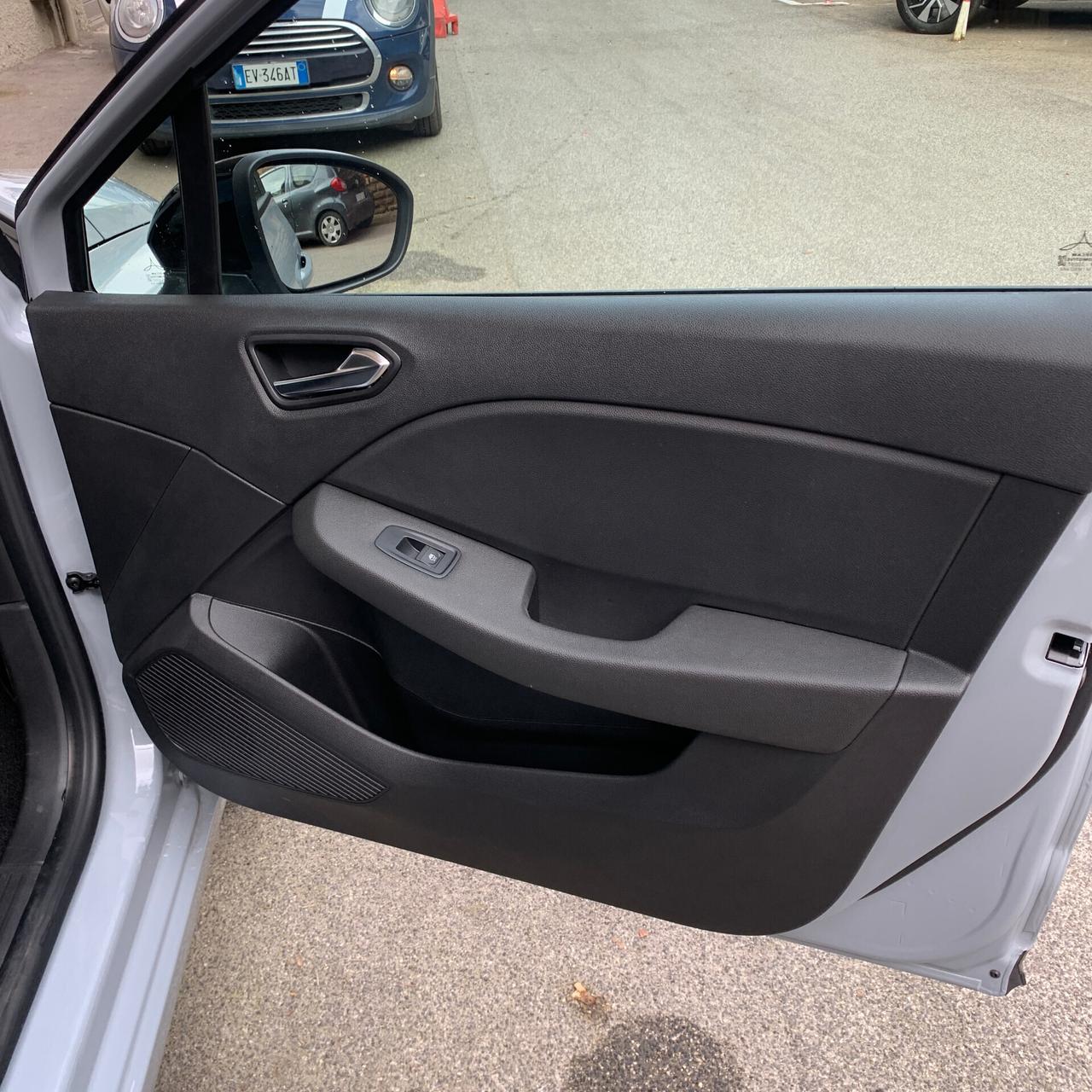 Renault Clio TCe 90 Evolution – 08/2024 | 5.154 km – PARI AL NUOVO