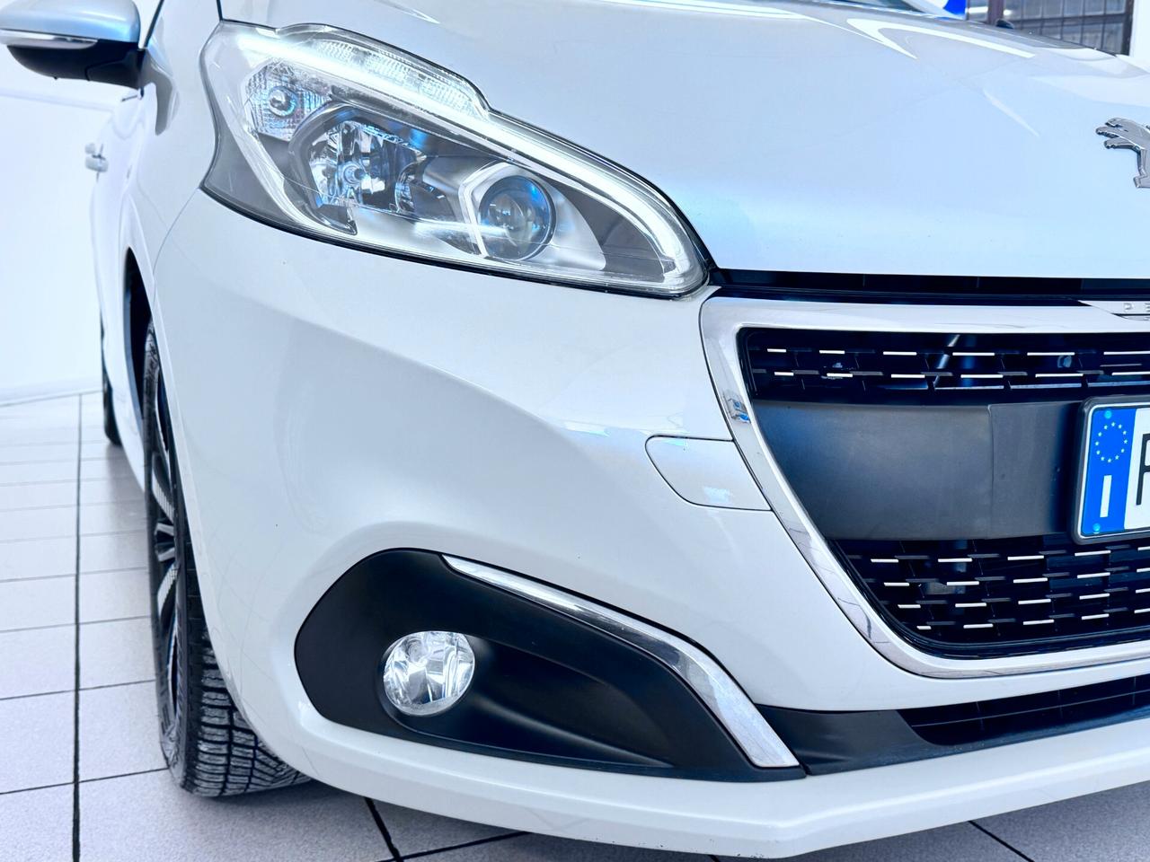Peugeot 208 1.2 BENZINA 5 PORTE Signature