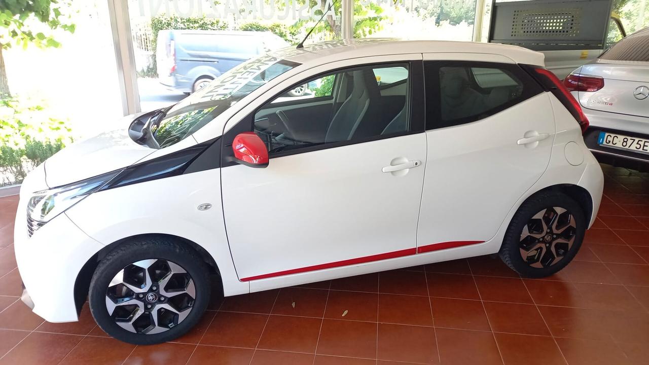 Toyota Aygo Connect 1.0 VVT-i 72 CV 5 porte x-clusiv red style