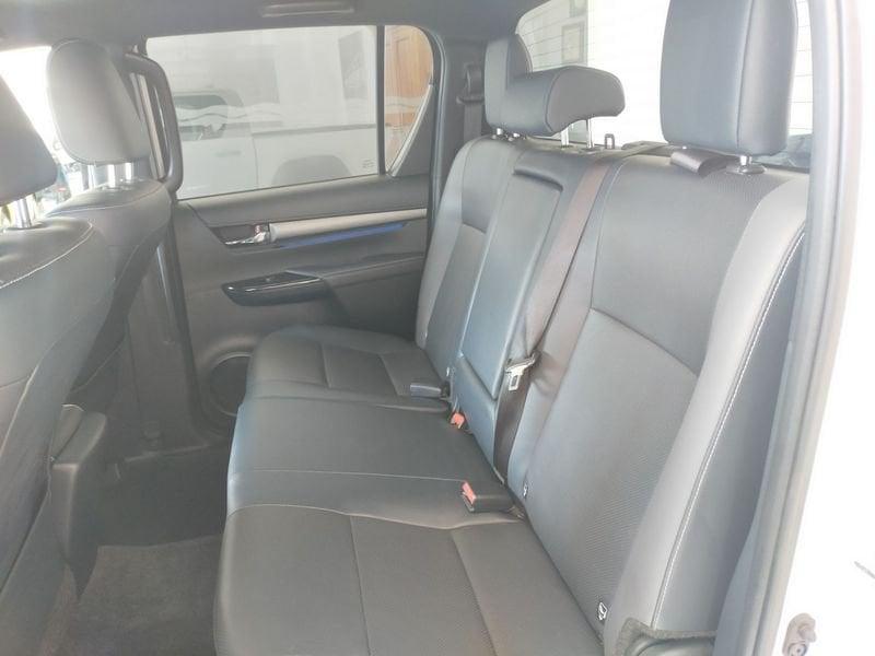Toyota Hilux 2.4 D-4D A/T 4WD 4 porte Double Cab Invincible