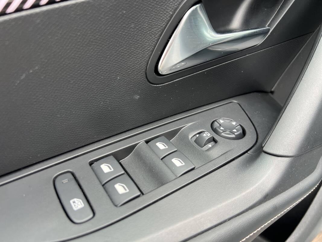 Peugeot 2008 1.2 puretech Allure s&s 100cv Con CARPLAY