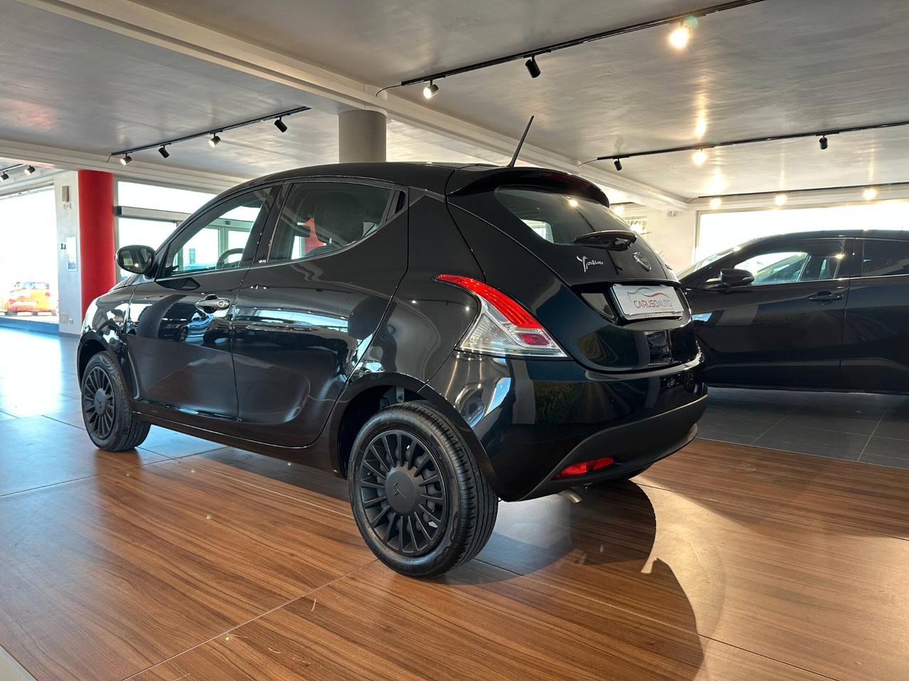 Lancia Ypsilon 1.0 FireFly 5 porte S&S Hybrid Silver