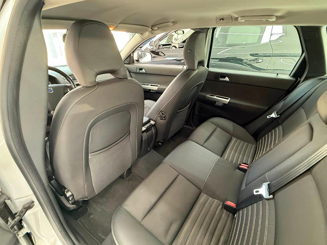 Volvo V50 VOLVO V50 2.0d Momentum powershift