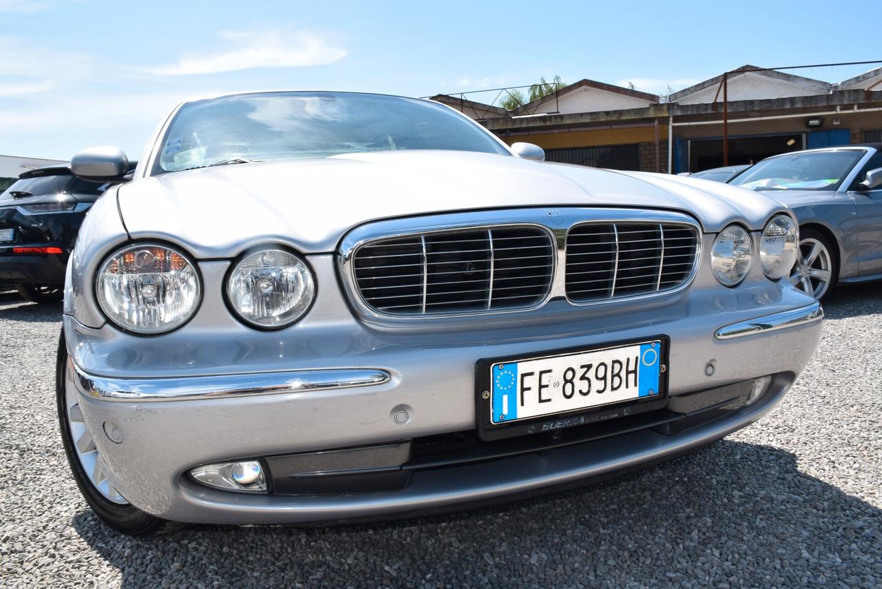 Jaguar XJ 4.2 V8 298CV AUT. NAVI PELLE SENSORI CRUISE BT Executive