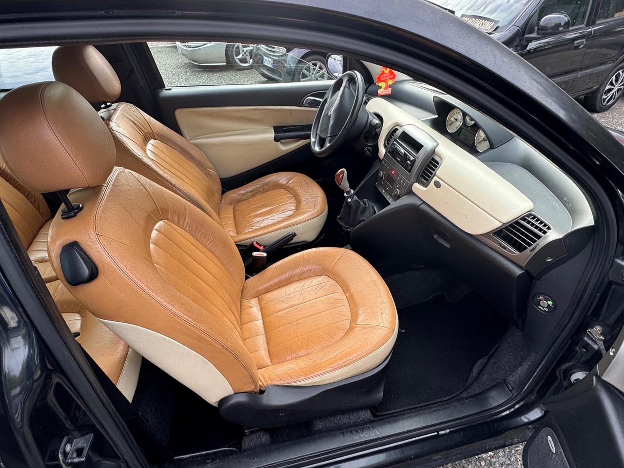 Lancia Ypsilon 1.4 16V Platino