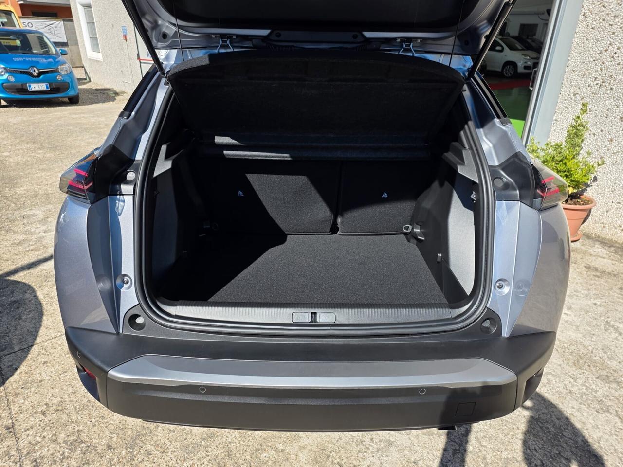 Peugeot 2008 Puretech 100cv. Allure 1.2 b. KM. 0