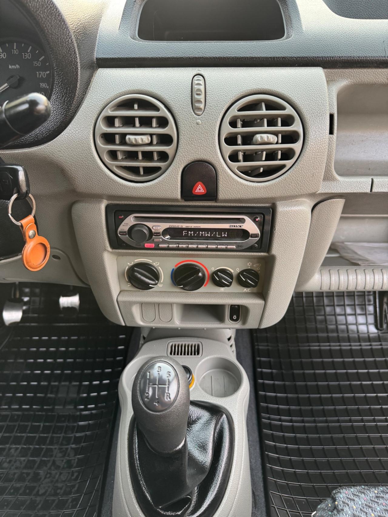 Renault Kangoo con GANCIO TRAINO
