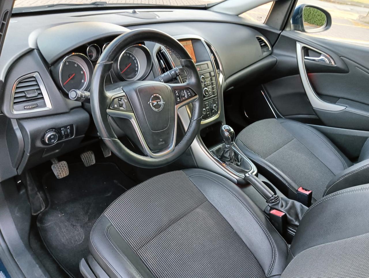 OPEL ASTRA..ANNO 2012....NEOPATENTATIIL..SENSORI DI PARCHEGGIO POSTERIORI ANTERIORE..NAVIGATORE. CRUYS CONTROL. CELL 320 147 1147 WUATSAPP. CELL 3276540940..PREZZO 530O€ TRATABILLE 0