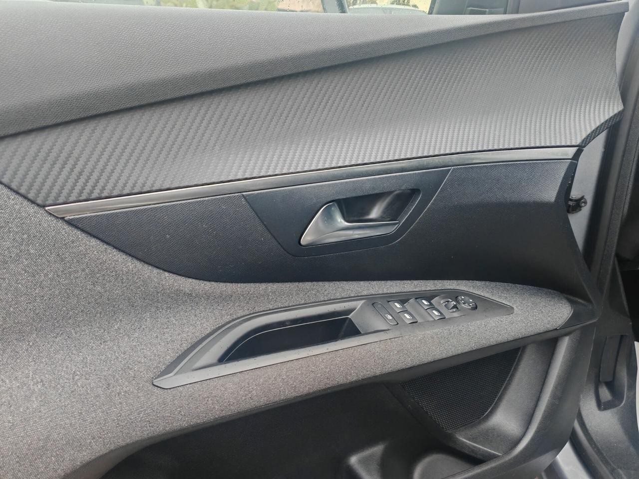 Peugeot 3008 15HDi Tetto navig led 2020