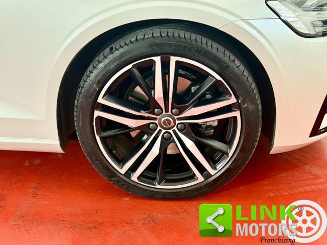 VOLVO V60 B4 (d) aut Ultimate Dark 19" IVA ESP. GARANZIA 24