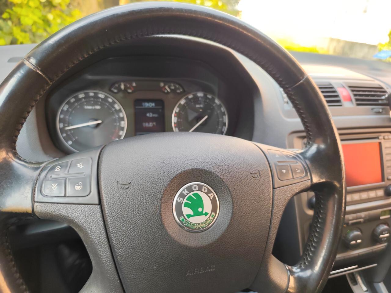 Skoda Octavia 1.6 Benz berlina Elegance