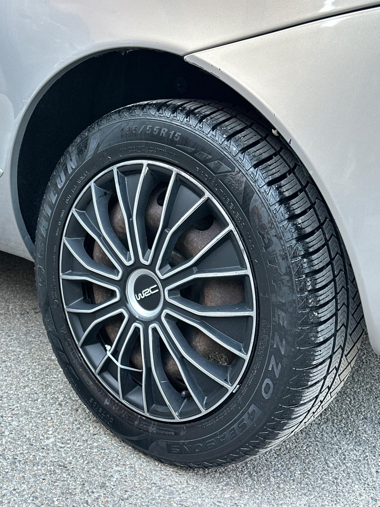 Lancia Ypsilon 1.3 MJT 75 CV Versus
