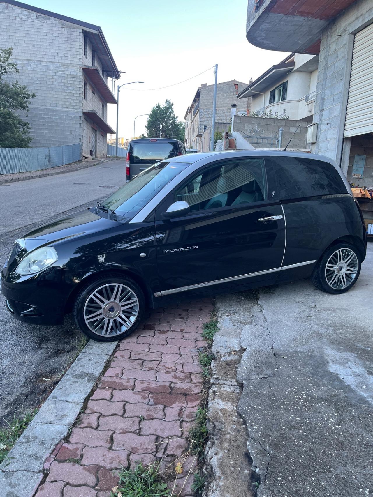 Lancia Ypsilon 1.3 MJT 75 CV DPF Sport MomoDesign