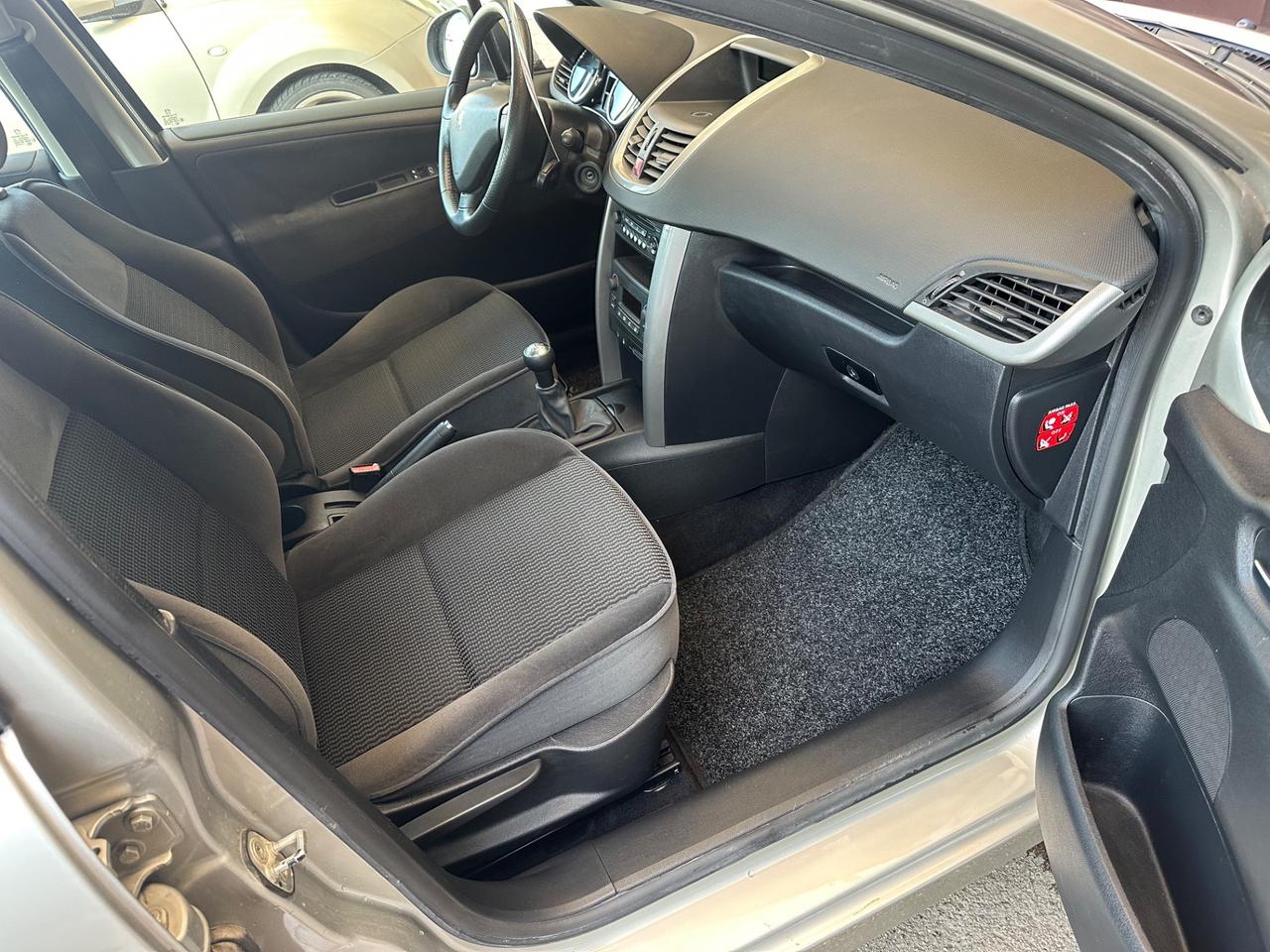Peugeot 207 1.4 8V 75CV 5p. X Line