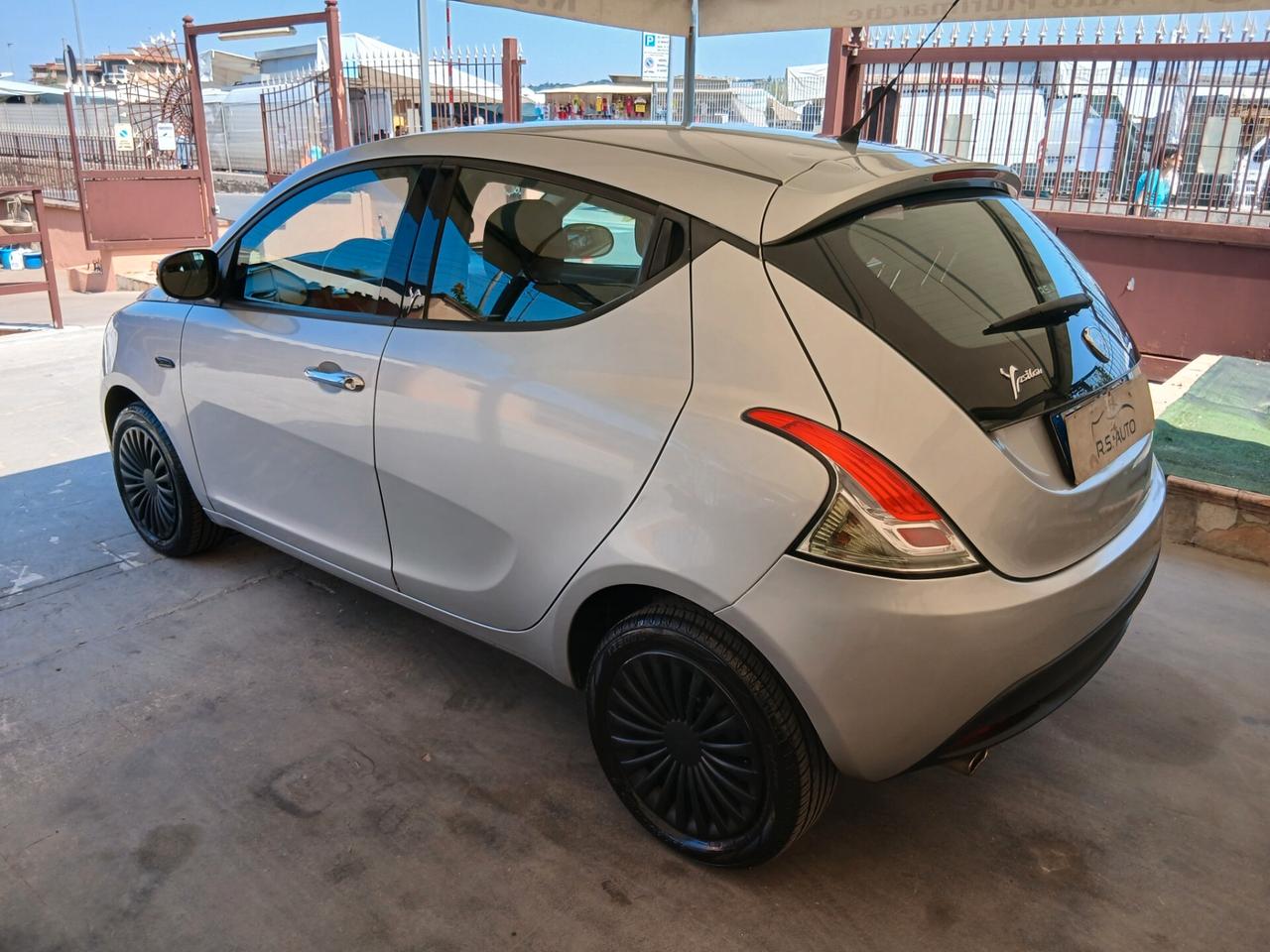 Lancia Ypsilon 1.2 69 CV 5 porte full 13
