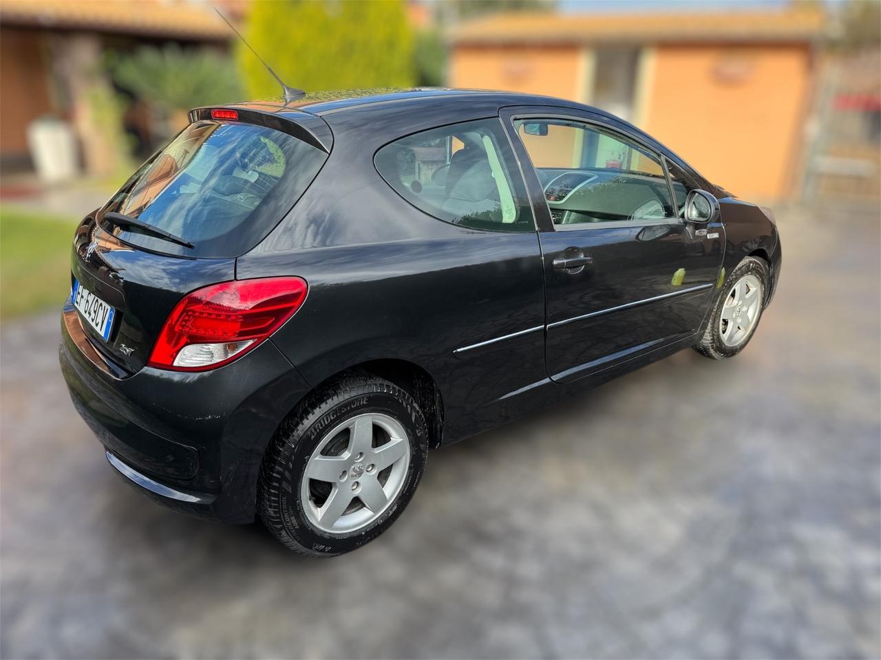 PEUGEOT 207 1.4 benzina - POCHI KM - 2010