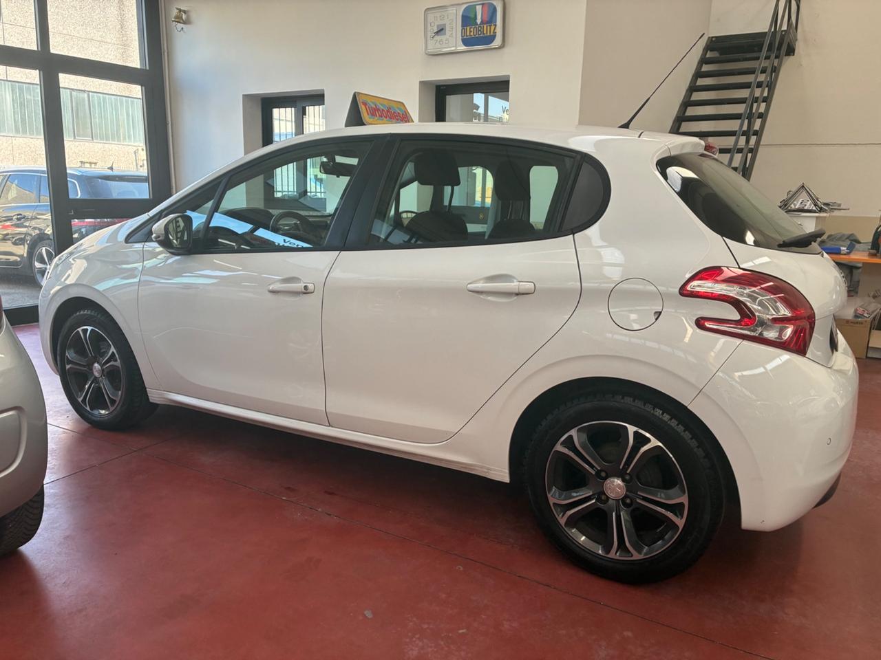 Peugeot 208 1.4 HDi 68 CV 5 porte Allure