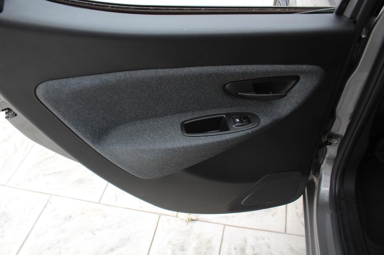 Lancia Ypsilon 1.0 FireFly 5 porte S&S Hybrid Ecochic Silver