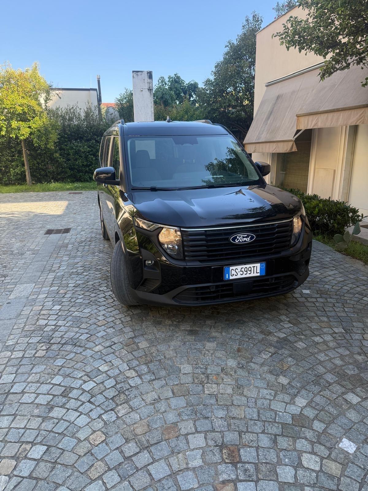 Ford Tourneo Courier 1.0 EcoBoost Titanium