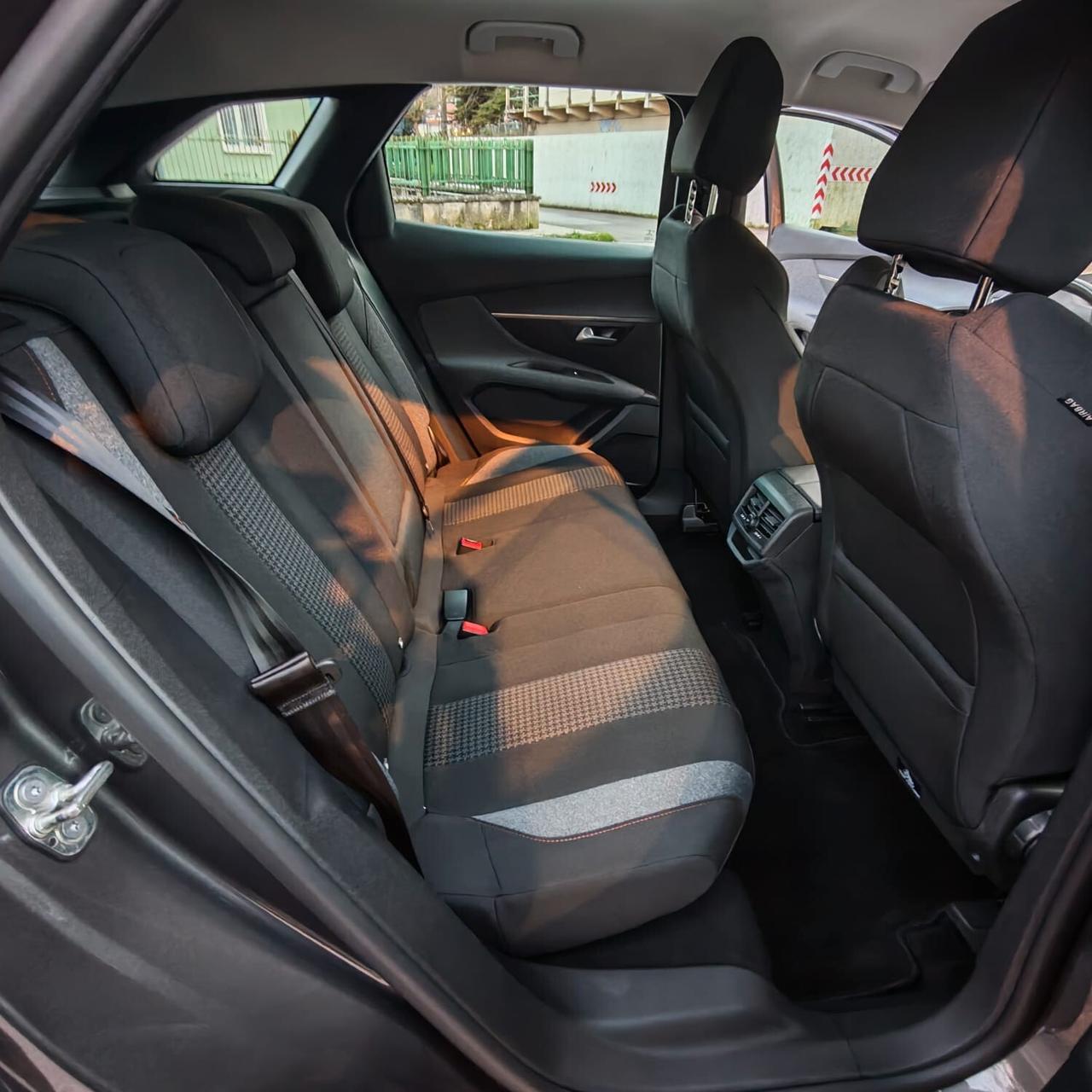 Peugeot 3008 BlueHDi 130 S&S EAT8 Active Business