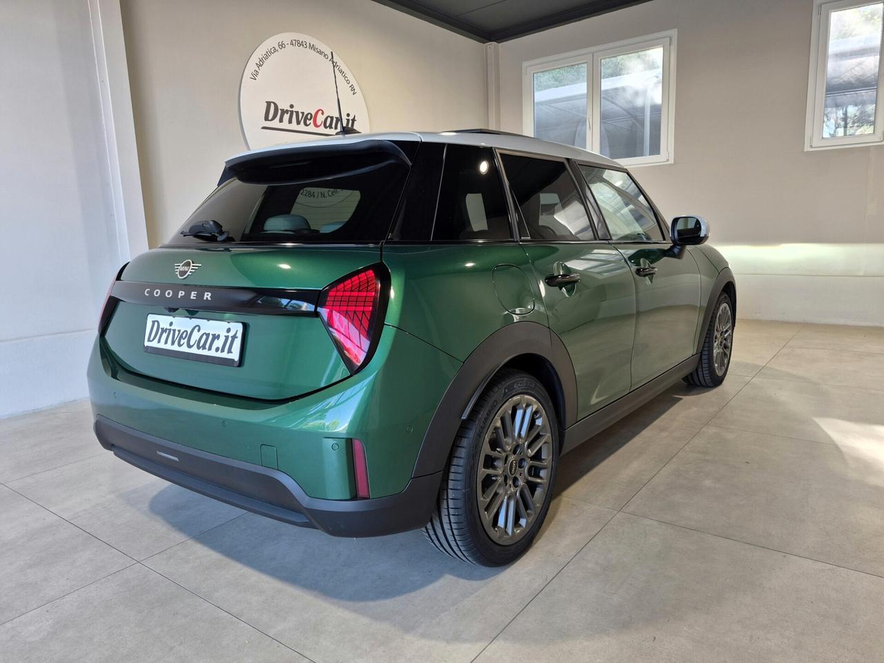 MINI Cooper C STEPTRONIC TETTO PELLE LED NAVI CARPLAY RETROCAM. HEAD UP DISPLAY WIRELESS VOLANTE RISCALDABILE JCW
