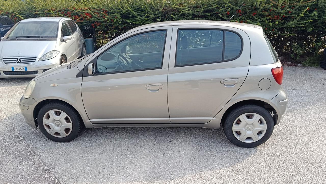 Toyota Yaris 1.3i 16V cat 5 porte Sol