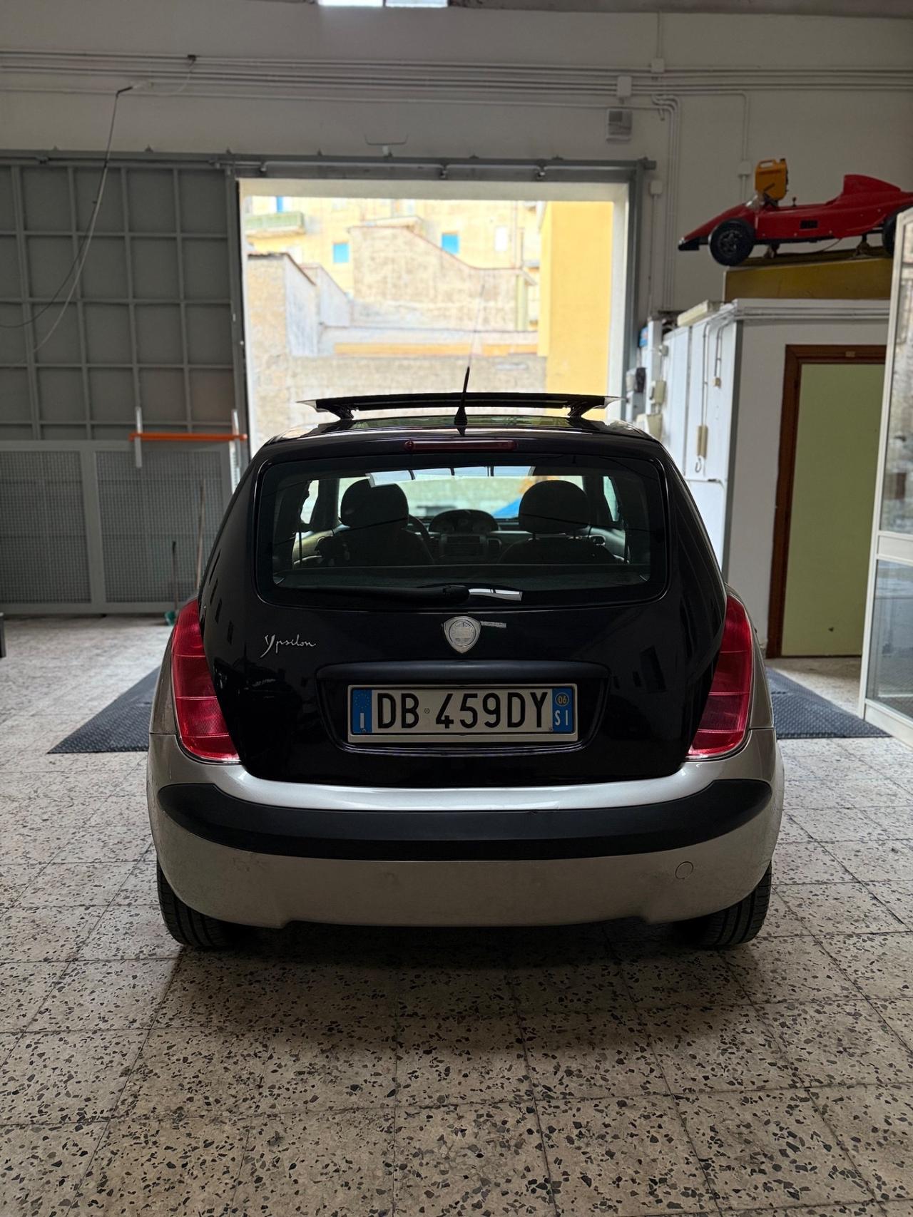 Lancia Ypsilon 1.4 16V Platino