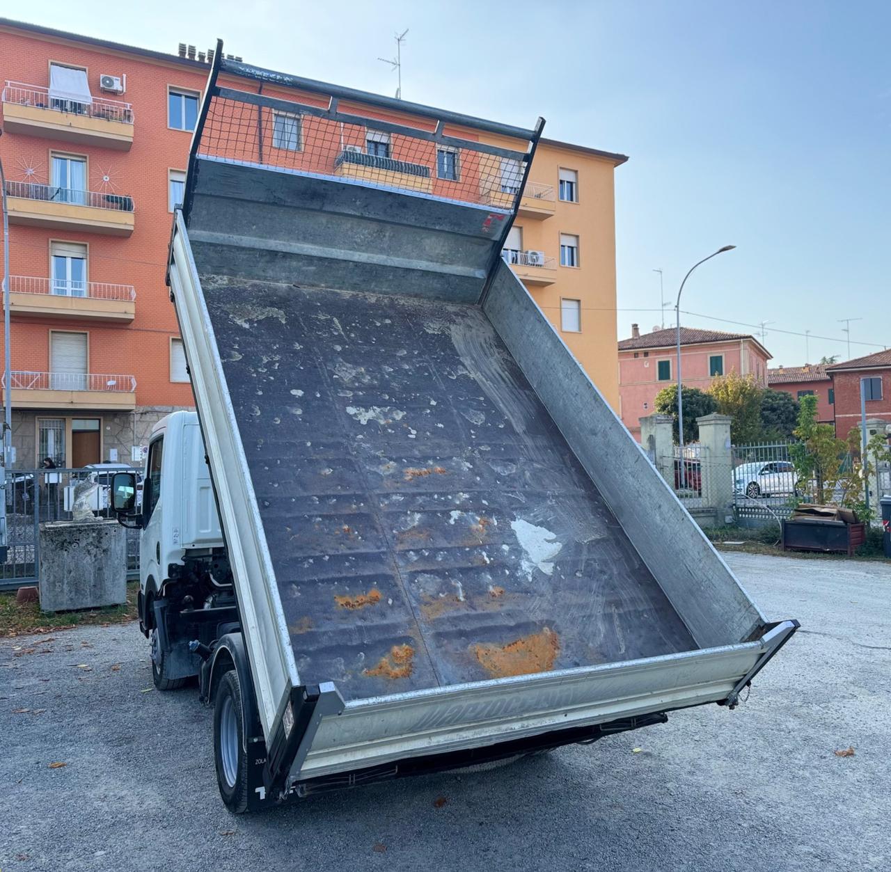 NISSAN NT400 RIBALTABILE TRILATERALE PREZZO + IVA