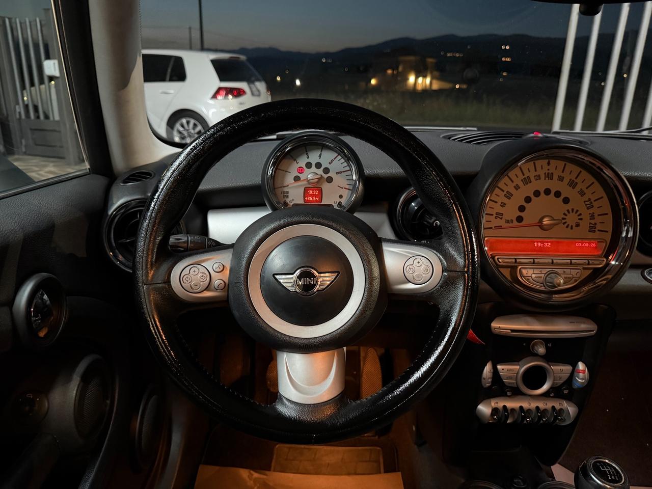 Mini 1.6 16V One D Total Black okneopatentati