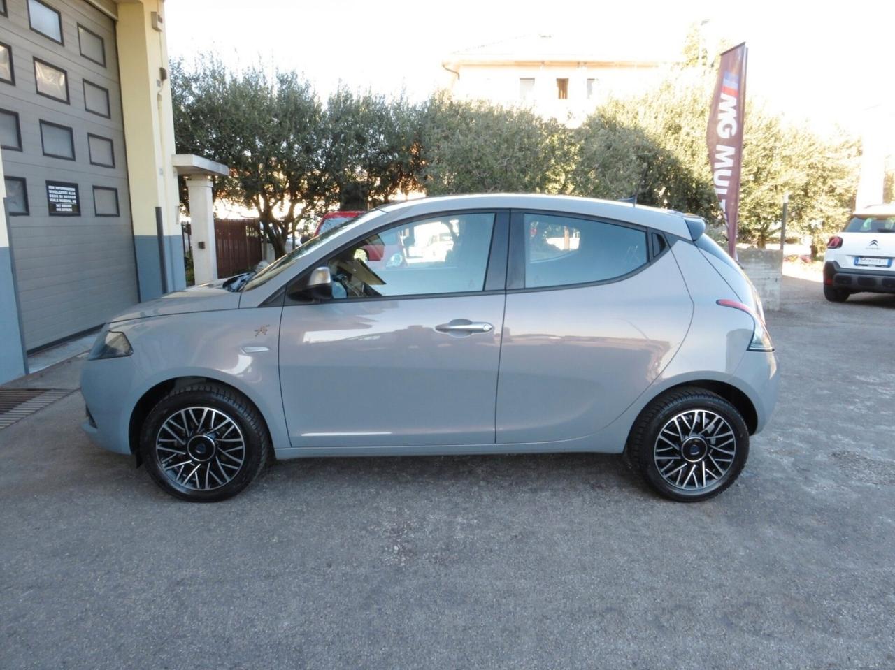 Lancia Ypsilon 1.0 firefly hybrid Alberta Ferretti. cerchi/sensori/android/fendinebbia