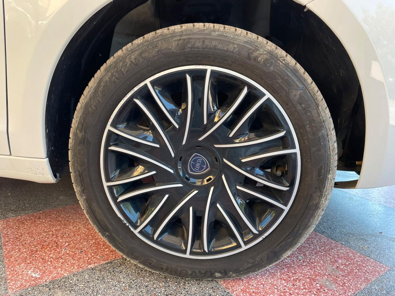 Lancia Ypsilon 1.0 Hybrid Gold