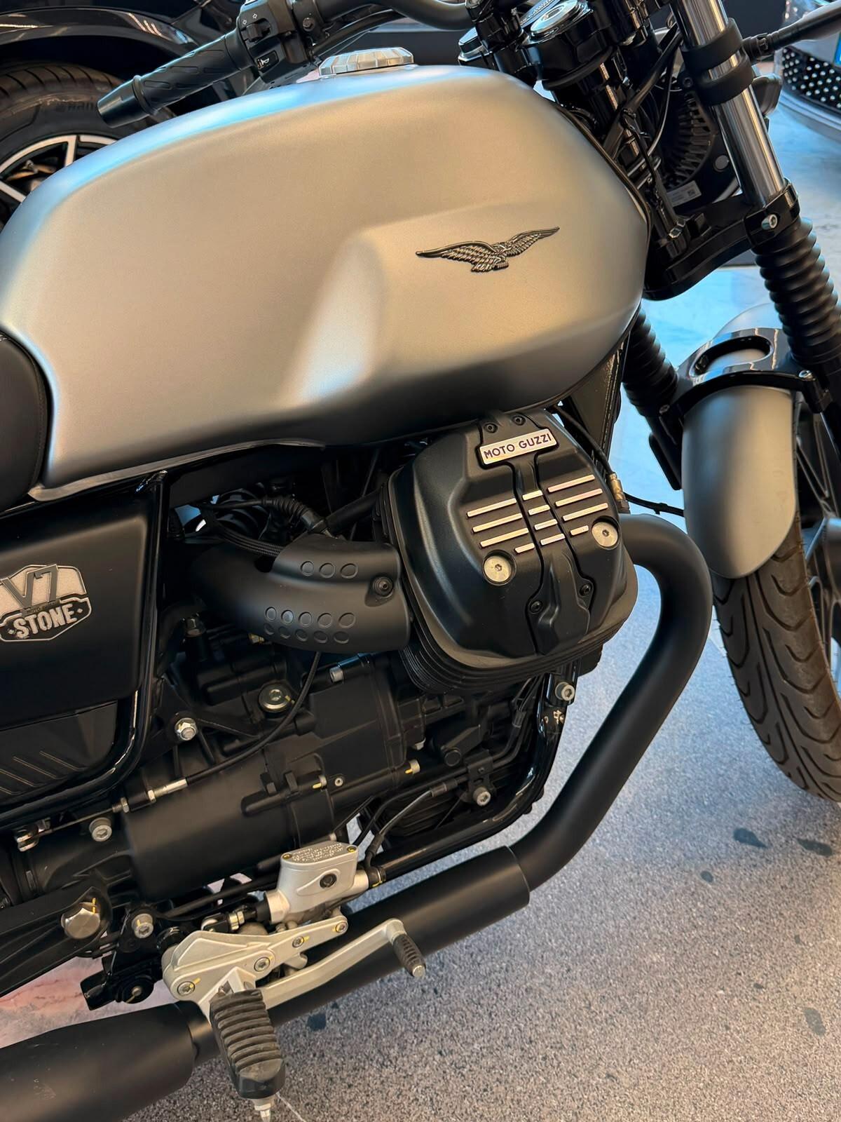 Moto Guzzi V7 exclusive 2023