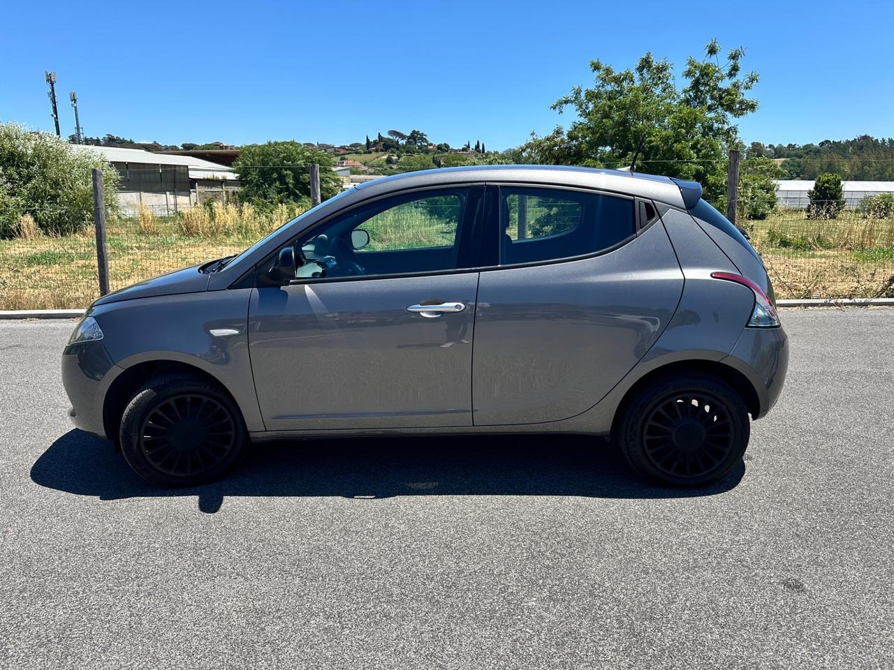 Lancia Ypsilon 1.0 5 porte Ibrida neopatentati Fatturabile iva esposta