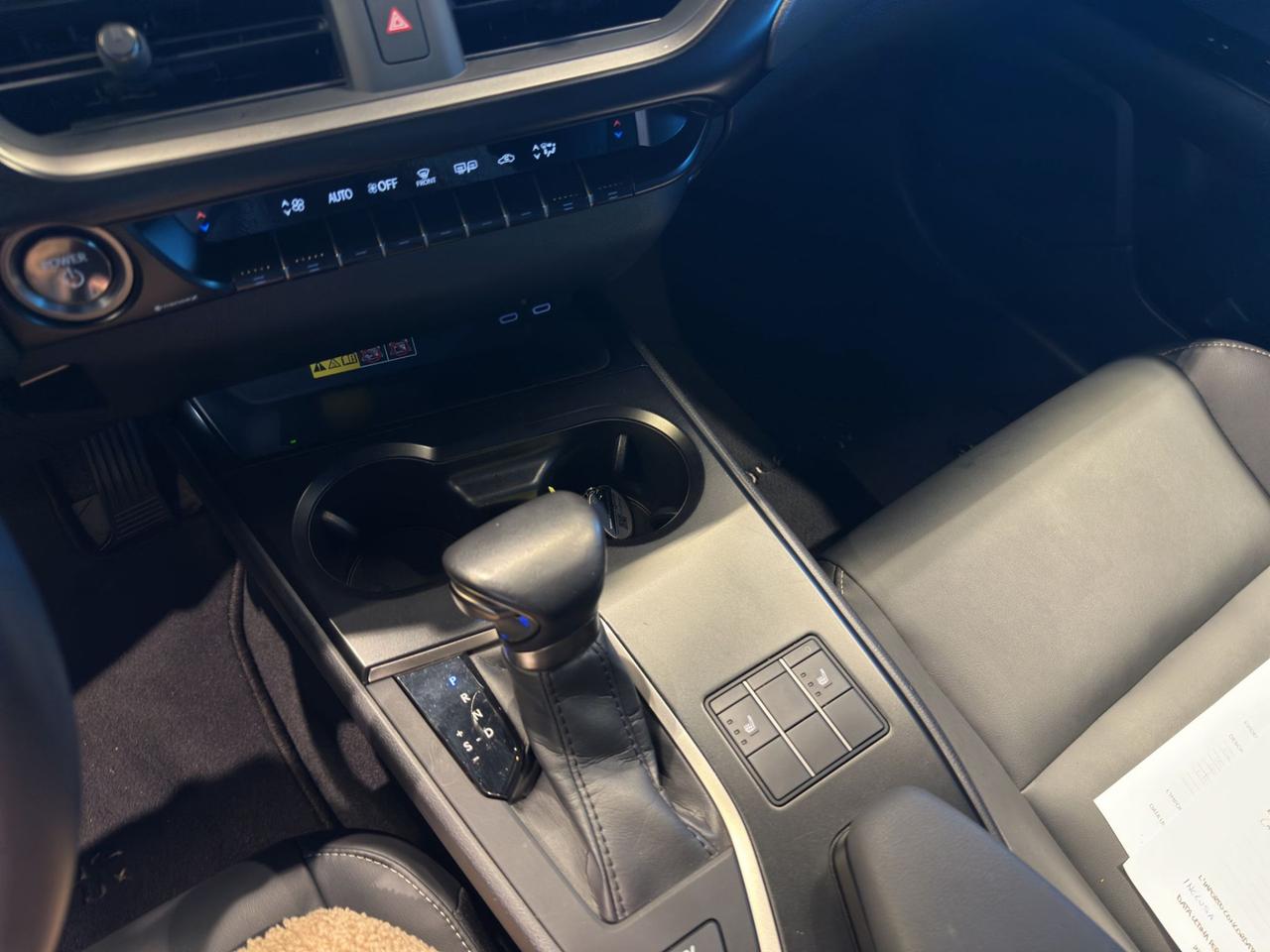 Lexus UX 250h 2.0 F-Design 2wd cvt